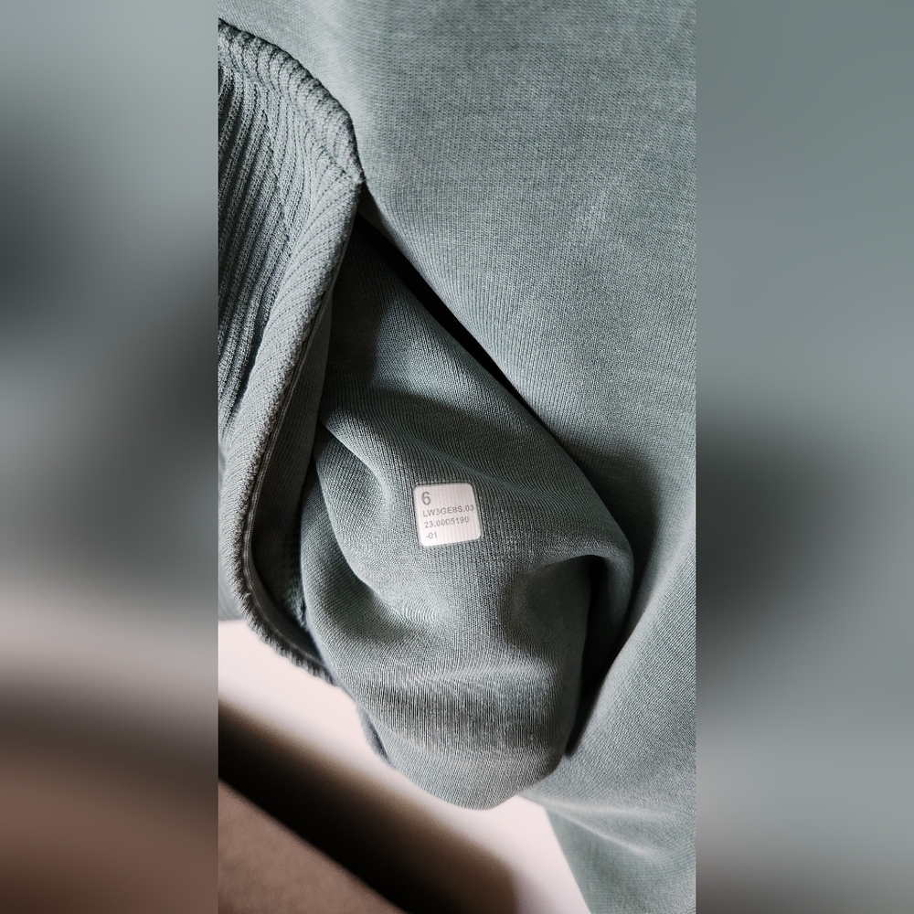 Lululemon - Picture 3 of 4